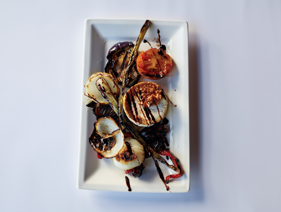 Parrillada de verduras con queso de cabra
